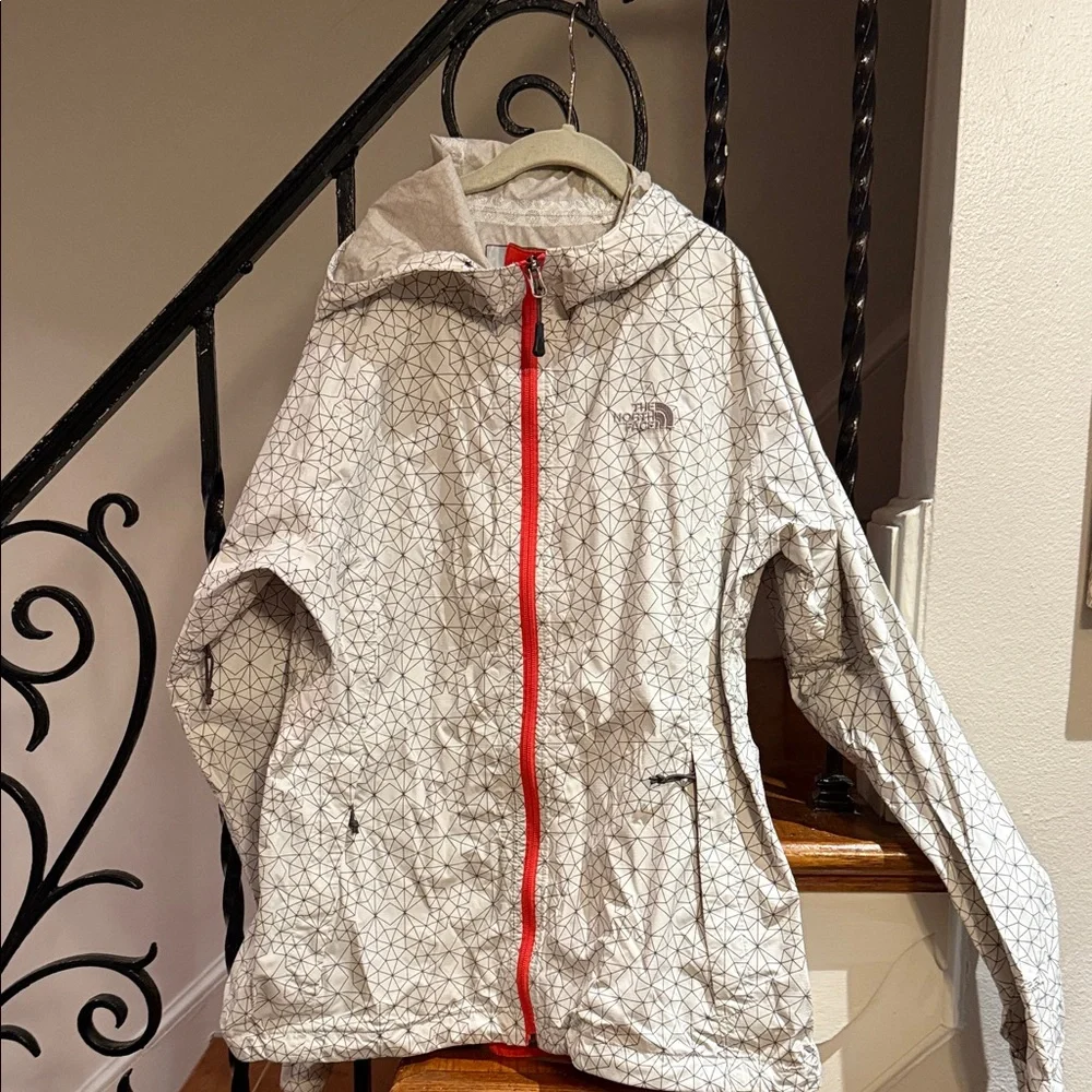 The North Face Women's White Geometric Ski Jacket with Red Zipper